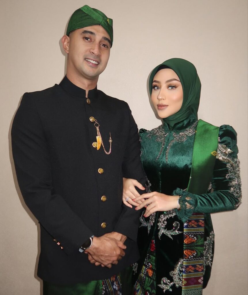 Rayakan Hari Kartini, Ali Syakieb dan Margin Wieheerm tampil anggun mengenakan busana adat, (Marginw).