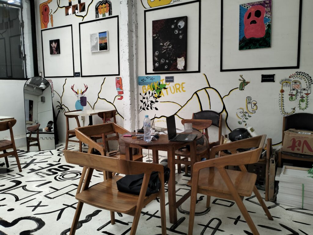 Sudut kreatif Arthemis Coffee Malang menciptakan suasana yang mendukung produktivitas, (Creartips).