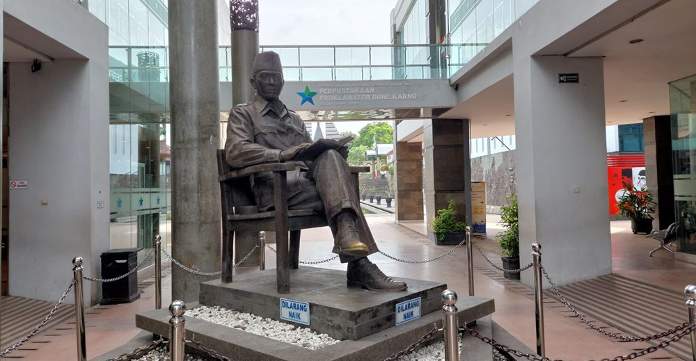 Museum Bung Karno tampak megah sekaligus bersahaja. Didominasi arsitektur khas Jawa dan sentuhan modern, tempat ini terdiri dari tiga bagian utama: perpustakaan, makam Bung Karno, dan ruang museum itu sendiri.
