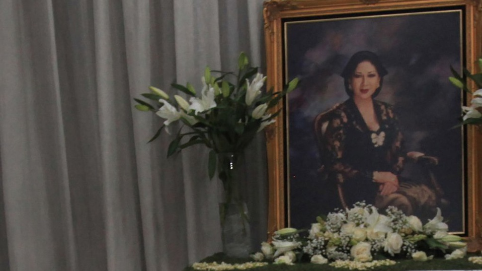 Foto penyanyi Titiek Puspa terpajang di rumah duka di Pancoran, Jakarta, Kamis (10/4/2025), (tirto.Id).
