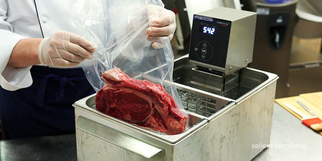 Chef profesional sangat menyukai teknik ini karena mampu mempertahankan tekstur dan rasa asli dari bahan makanan. Sous vide memastikan makanan matang secara merata, tanpa risiko bagian luar terlalu matang sementara bagian dalam masih mentah.