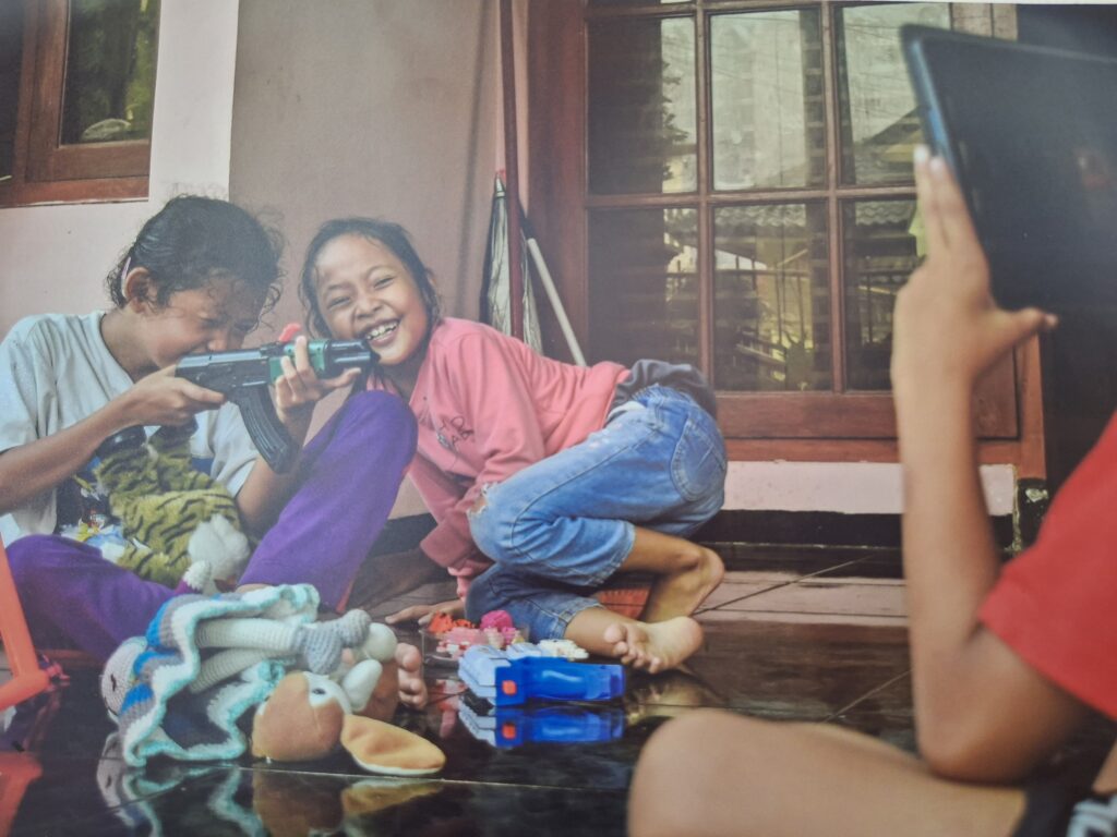 menjelaskan tentang bagaimana adanya kehidupan dunia zaman dahulu dan zaman sekarang