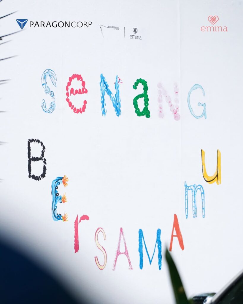 Tulisan berwarna-warni Senang Bersamamu di dinding putih kolaborasi antara Selasar Sunaryo Art Space dan Emina, (PARAGONCORP).