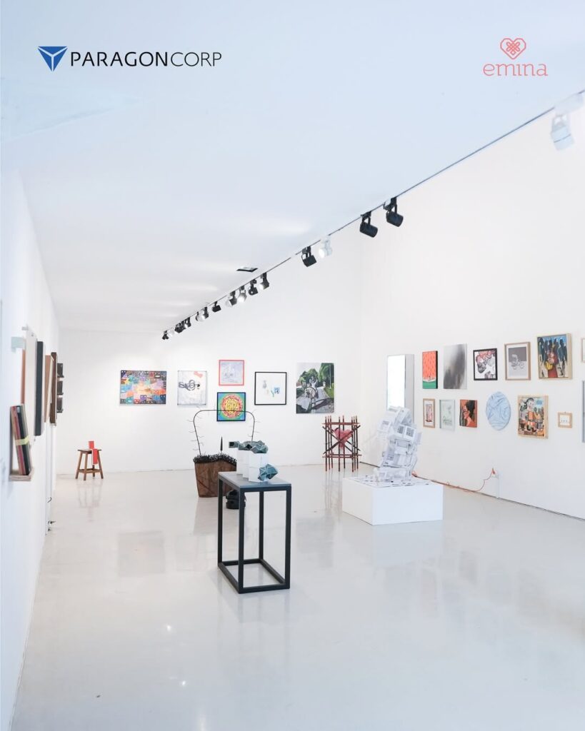 Ruang galeri Pameran Senang Bersamamu yang menampilkan berbagai karya seni visual, (PARAGONCORP).
