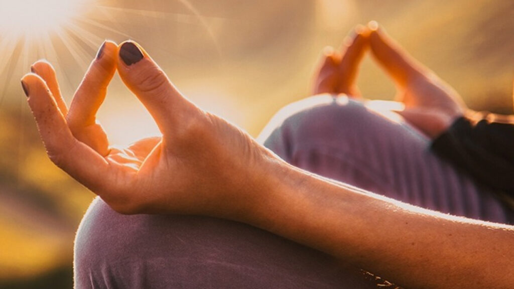 Mindful living adalah gaya hidup yang menekankan pentingnya hadir sepenuhnya dalam setiap aktivitas, baik besar maupun kecil.