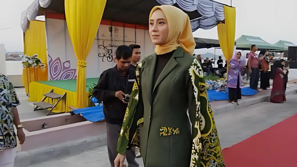 Gaungkan Tenun dan batik lewat lomba fashion show, (berauterkini.co.id).