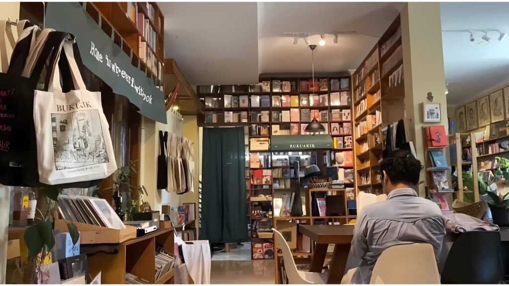Suasana bagian dalam Buku Akik perpaduan ruang baca dan toko buku, (Sabrina Azzahra).