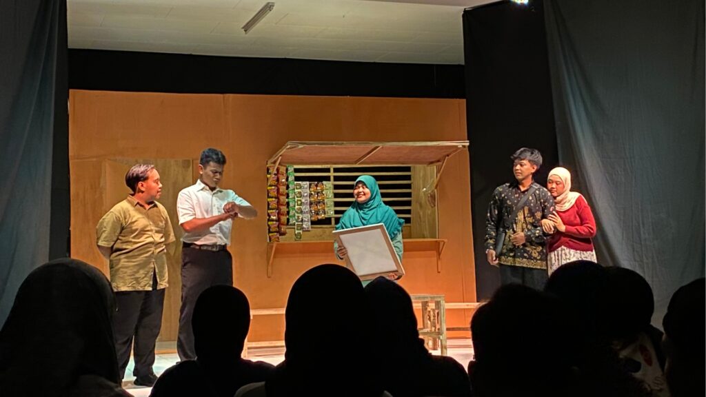 Suasana panggung ketika pentas seni sedang berlangsung