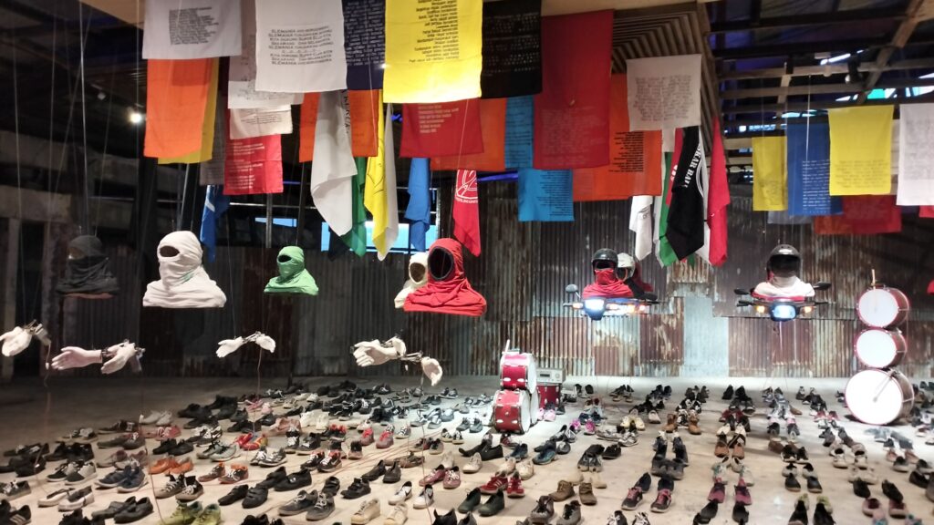 Karya Jompet Kuswidananto tajuk Dentum Suara Pada Zaman Terbuka di Pameran Arak-Arak, (Creartips).