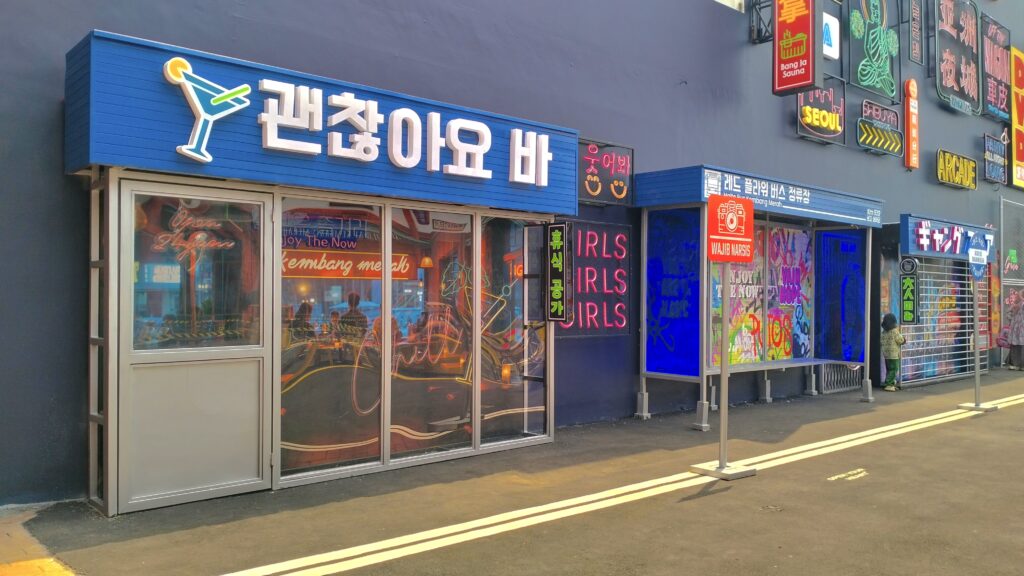 Suasana korea spot foto instagramnable Kedai Kembang Merah, (Creartips).