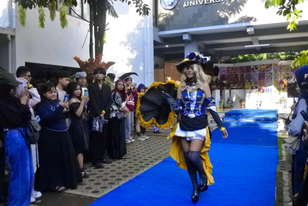 Cosplay Festival karakter Navia di Genshin Impact, (Creartips).