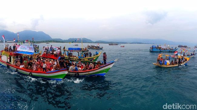 Gambar menunjukkan suasana larung saji pada festival Hari Nelayan 2025 di Palabuhanratu, Kabupaten Sukabumi