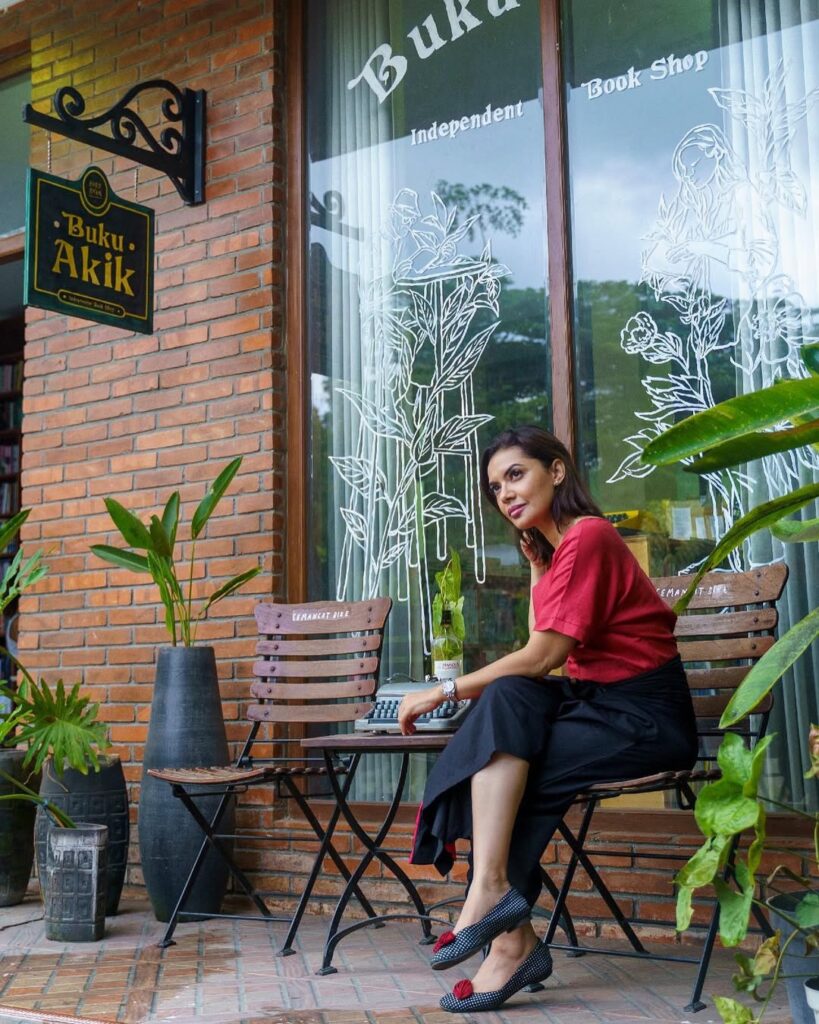 Najwa Shihab berkunjung ke Buku Akik perpaduan ruang baca dan toko buku, (Instagram Buku Akik).