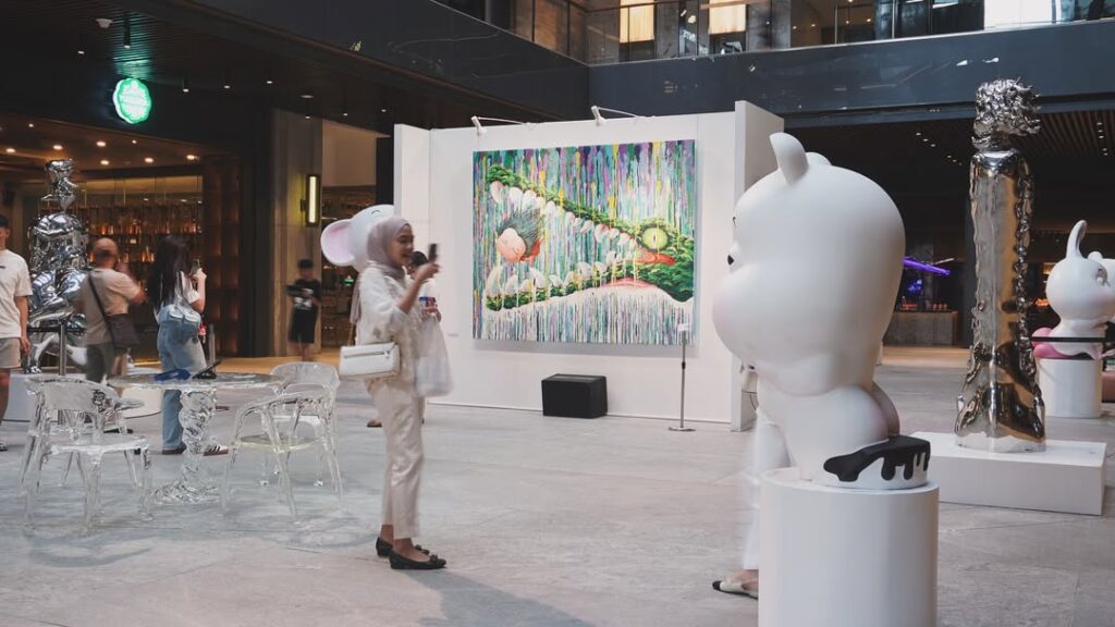 Ashta District 8 menjembatani seni dan kehidupan masyarakat modern sehingga penyelenggara memilihnya sebagai lokasi pameran. Mereka merancang lantai 8 GF sebagai ruang pamer terbuka untuk menciptakan atmosfer interaktif antara pengunjung dan karya seni.