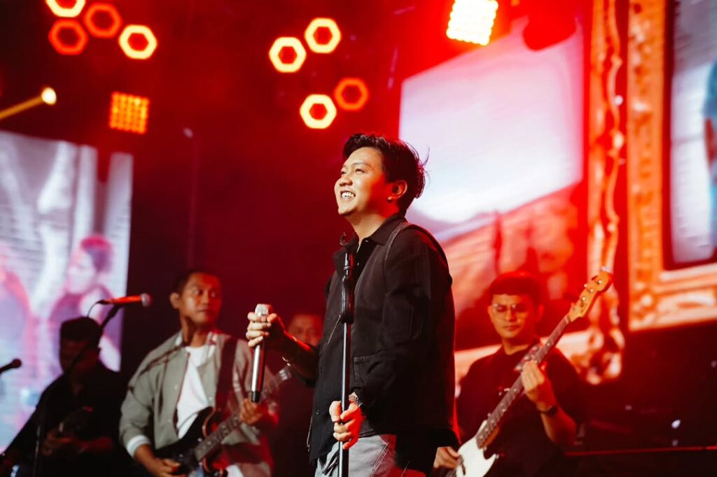Denny Caknan kembali menunjukkan tajinya dalam dunia musik Indonesia lewat lagu terbarunya yang berjudul Sinarengan. Lagu ini tak hanya mempertegas identitas musikal Denny yang kental dengan nuansa Jawa modern,