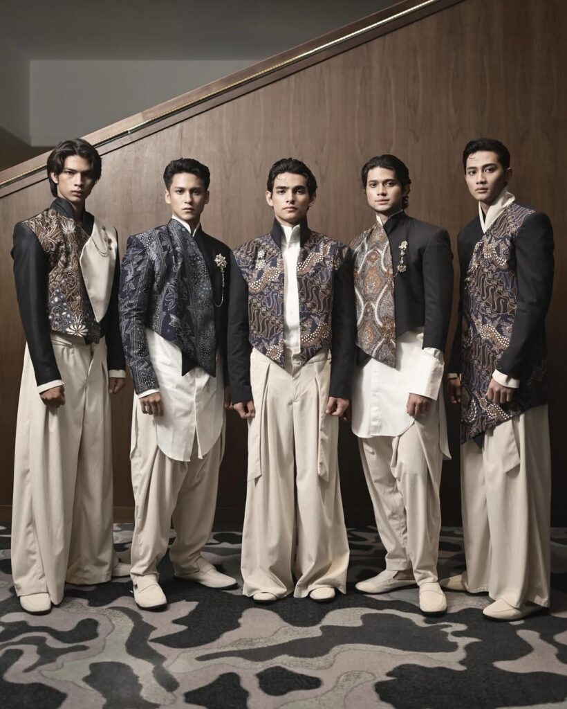 PRABHA Collection yang dikenakan pria memadukan unsur tradisi dan gaya modern, (RIOMOTRET).