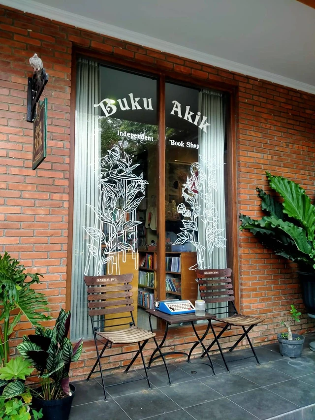 Suasana bagian luar Buku Akik perpaduan ruang baca dan toko buku, (Maria Setia).