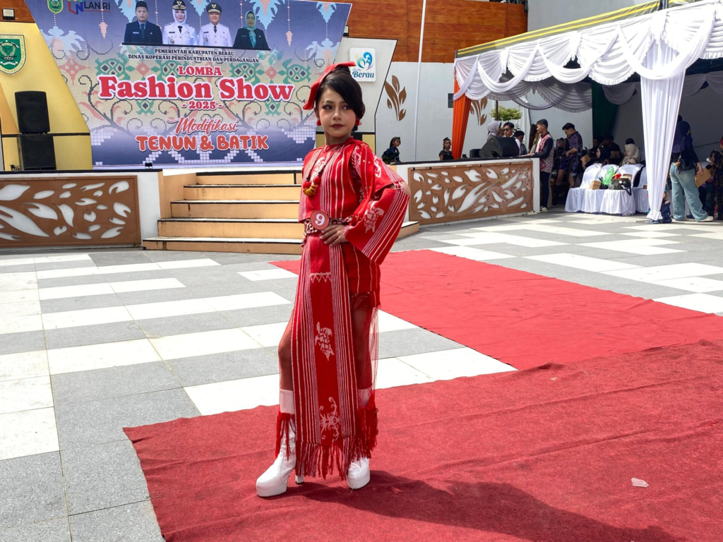 Salah seorang peserta fashion show yang menggaungkan tenun dan batik Berau, (berauterkini.co.id).