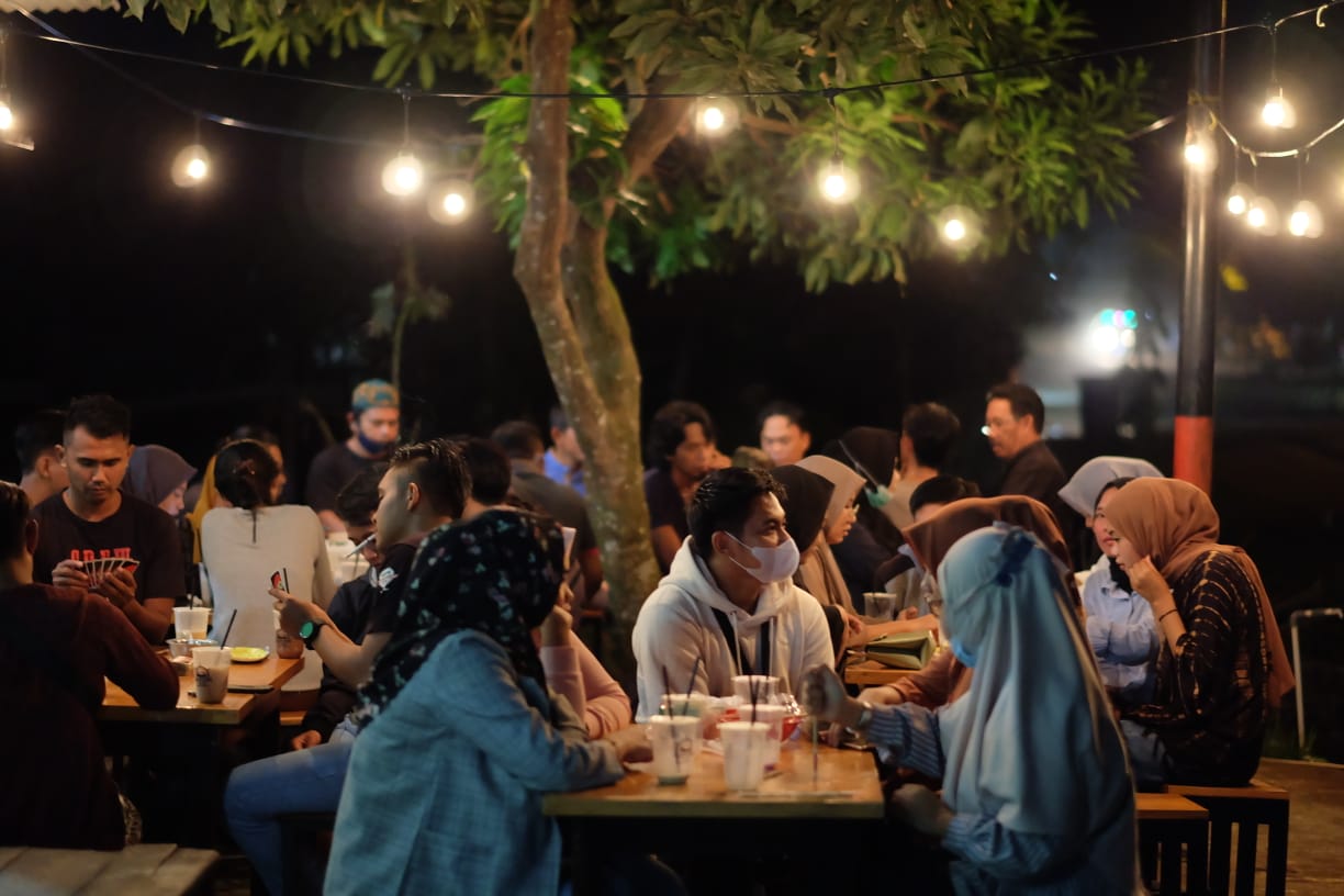 gambar orang nongkrong