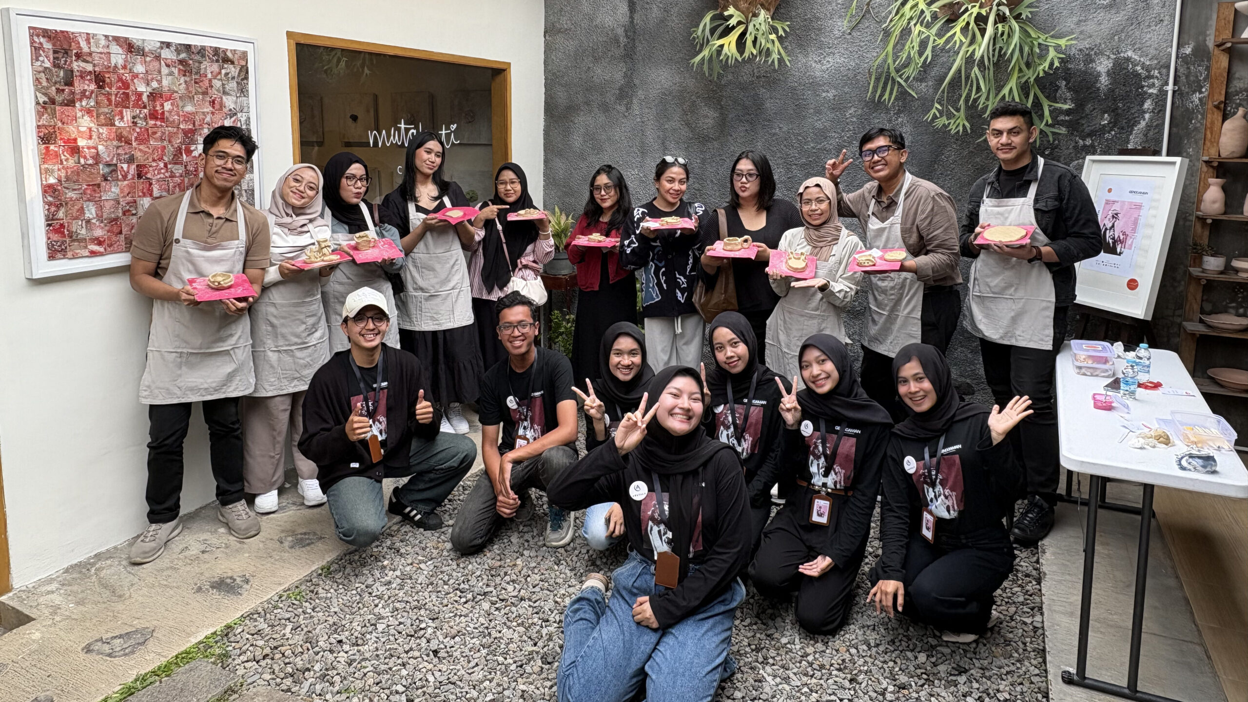 Pottery Class, pengunjung belajar dan bermain dalam membuat keramik, (ARUTALA)