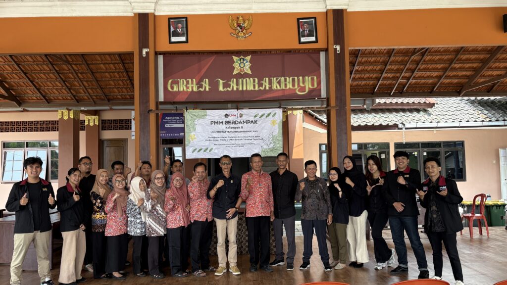 Sesi foto bersama saat penutupan Pengabdian Masyarakat oleh Mahasiswa (PMM) Desa Ketapanrame, (PMM Ketapanrame).