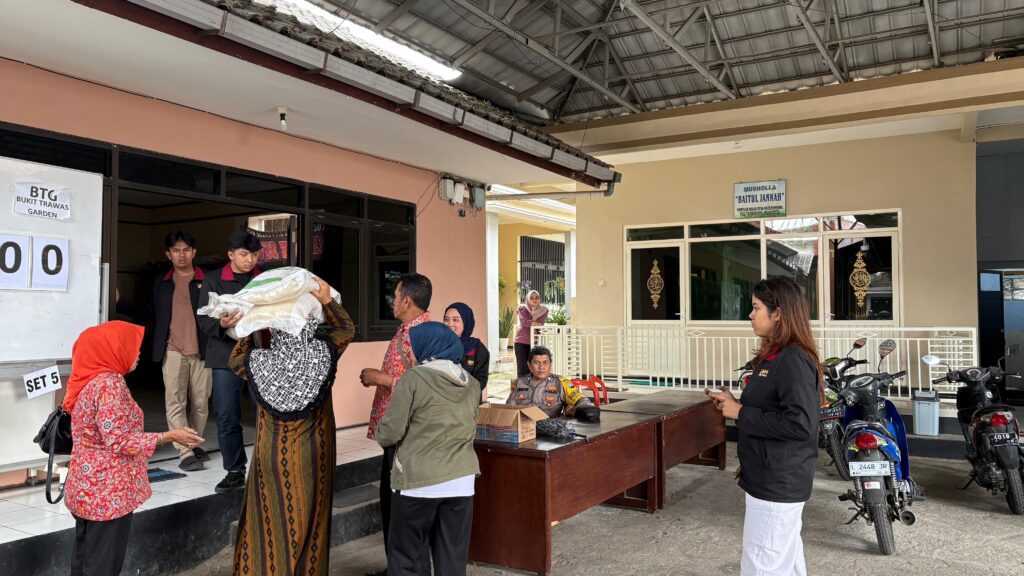 Kegiatan pembagian beras dari bulog oleh Mahasiswa PMM kelompok 8 di Balai Desa Ketapanrame, (PMM Desa Ketapanrame).