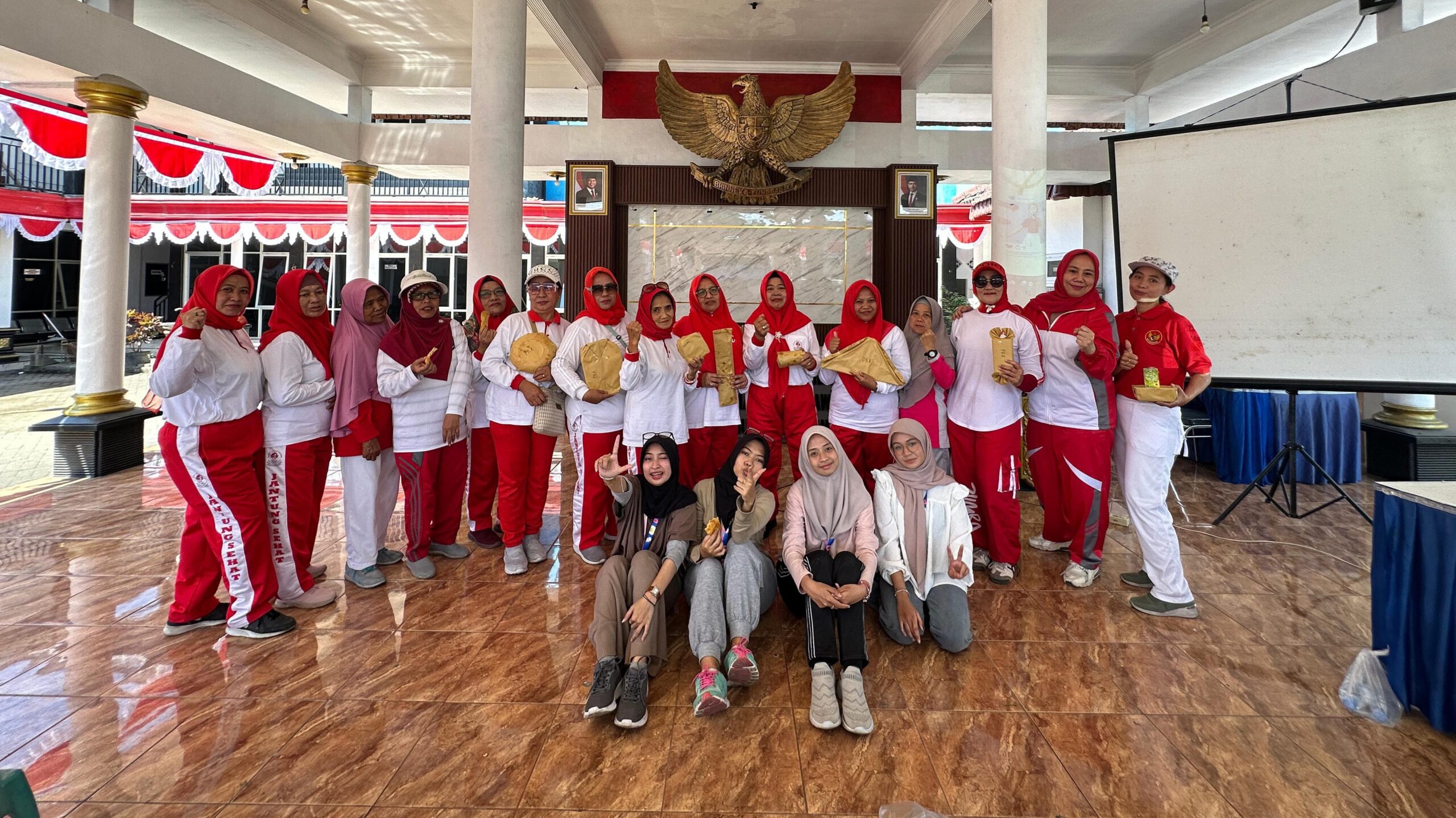 Mahasiswa dan Ibu PKK Desa Lumbangsari