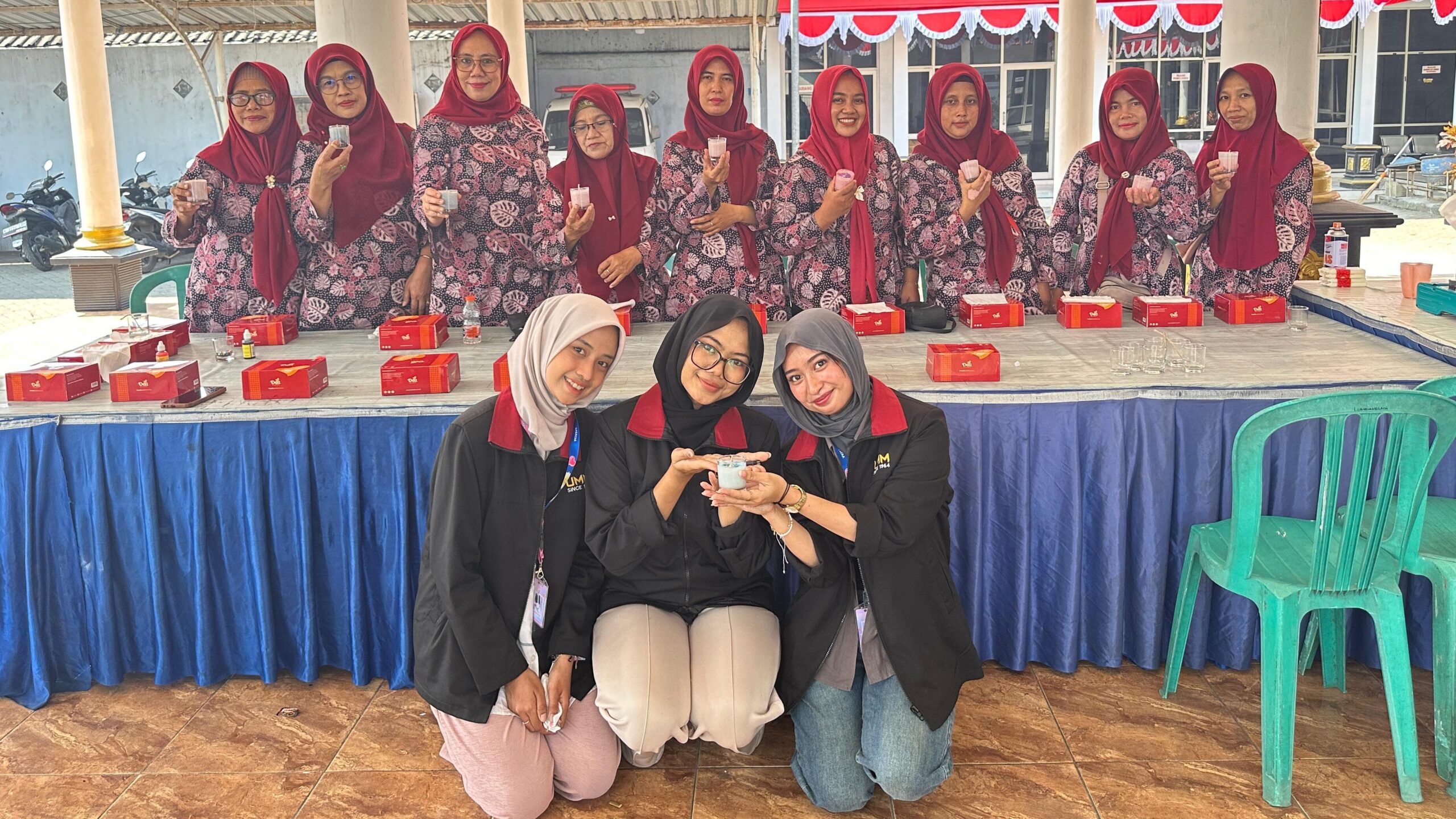 PMM kelompok 03 ajarkan membuatan lilin aromaterapi kepada ibu PKK